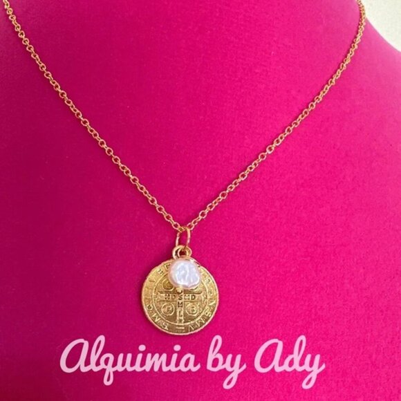 Alquimia Jewelry - Saint Benedict medal and freshwater pearl dainty gold necklace